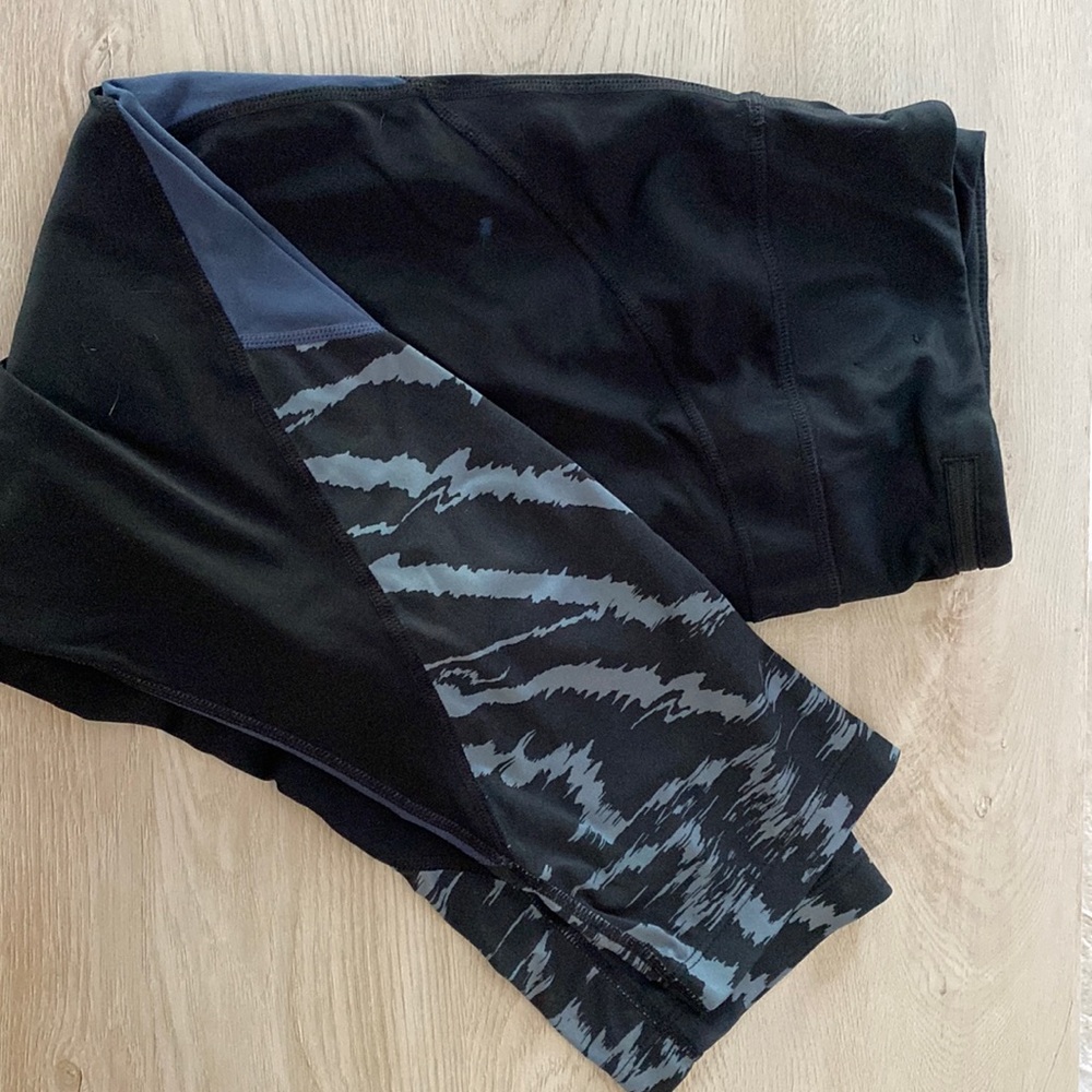 Size lrg dry-fit capri leggings